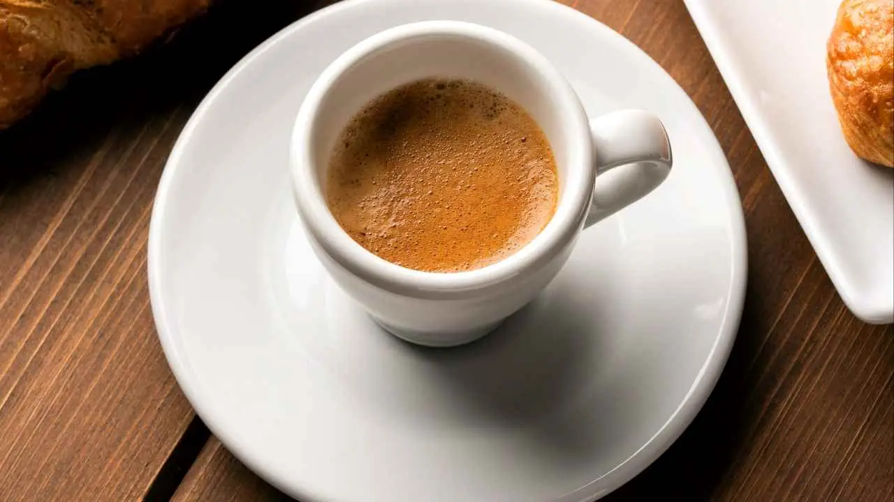Bevi caffè e hai dolori articolari? Ecco cosa succede davvero alle tue articolazioni