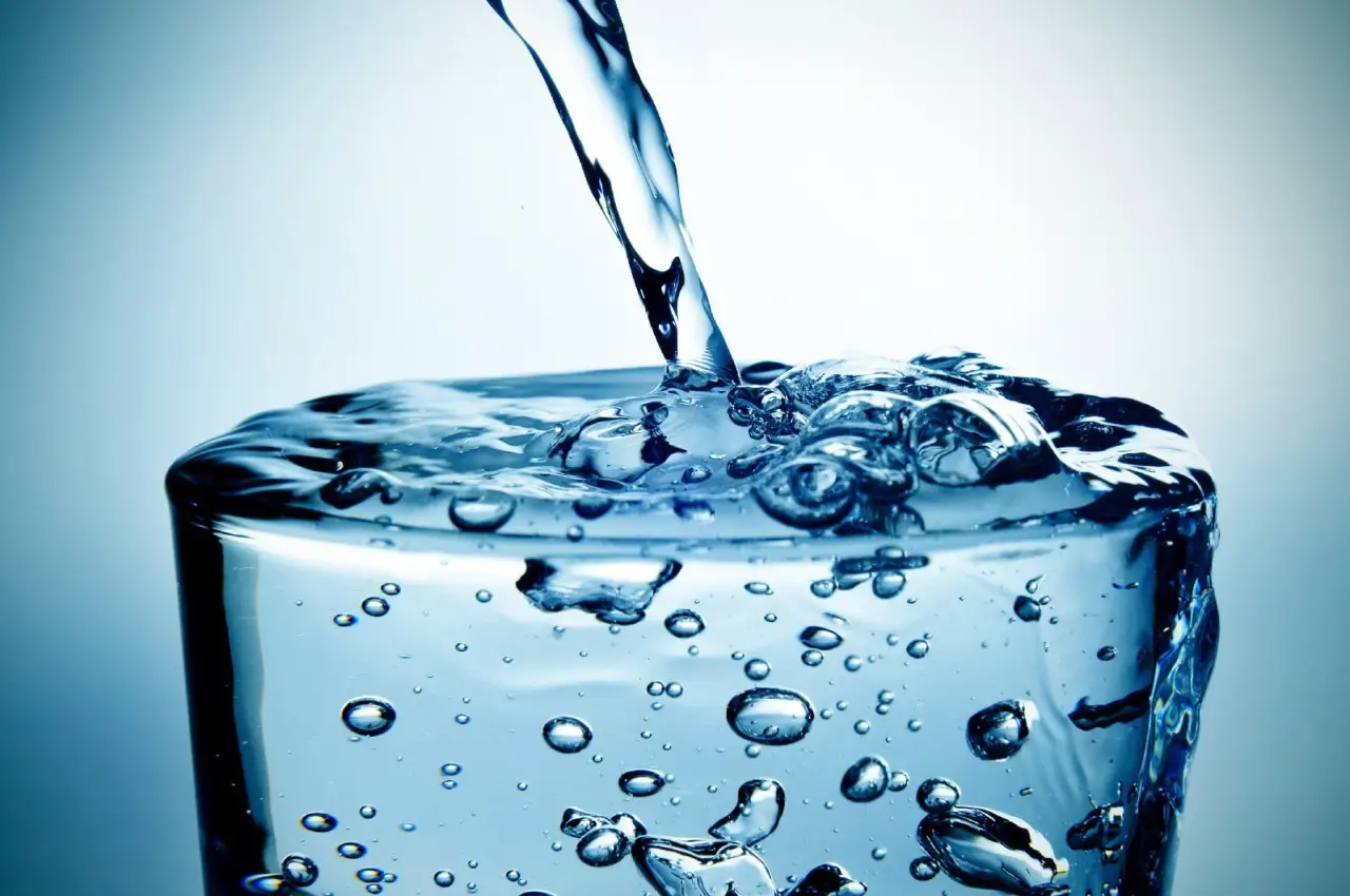 Stanco dell’acqua naturale? Ecco le bevande non zuccherate e senza calorie che ti dissetano davvero