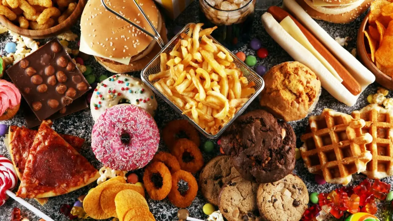 Mangiare male ti sta accorciando la vita: ecco quanto incide davvero l’alimentazione sulla salute